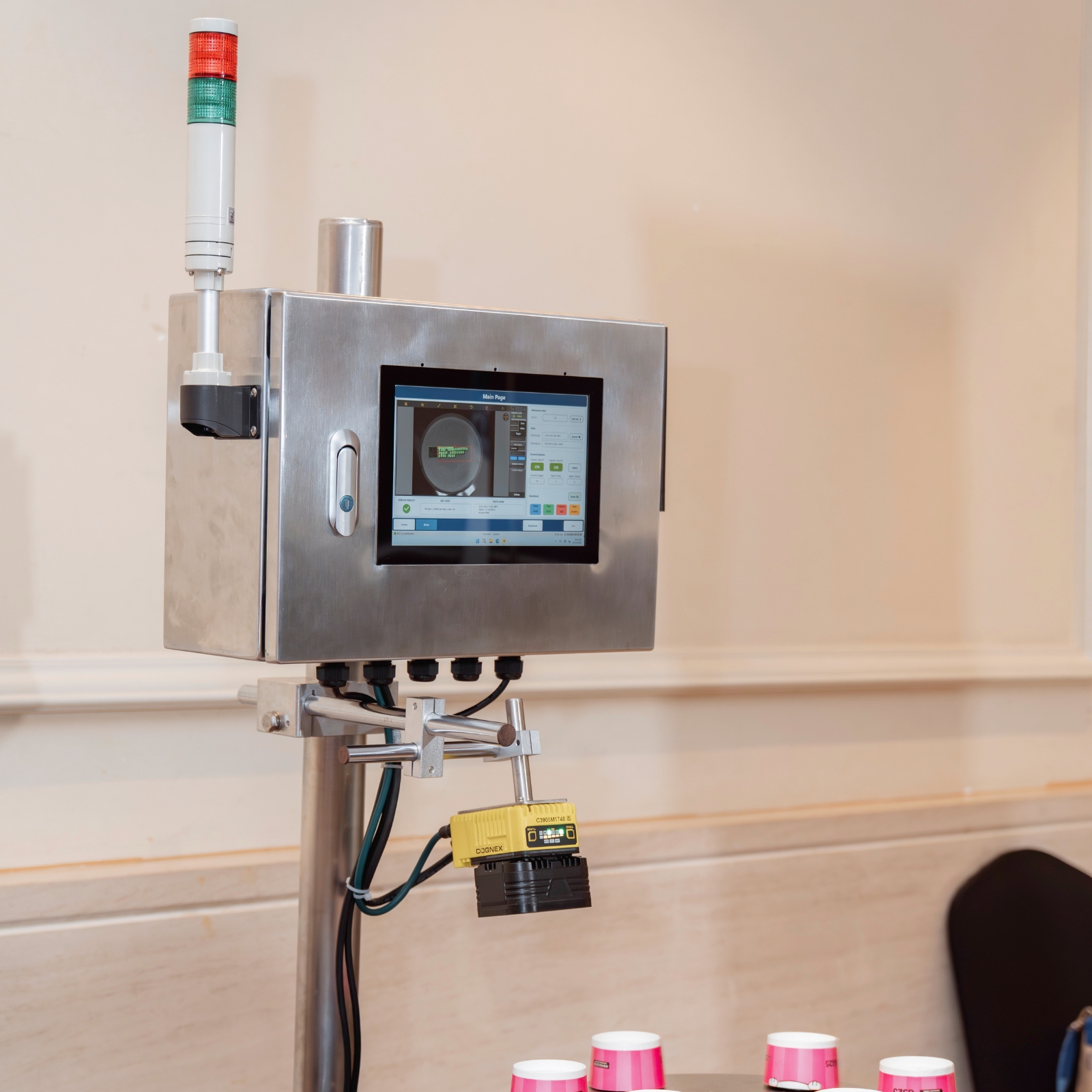 Màn hình hệ thống hiển thị kết quả nhận diện và kiểm tra thông tin sản phẩm bằng Camera Vision