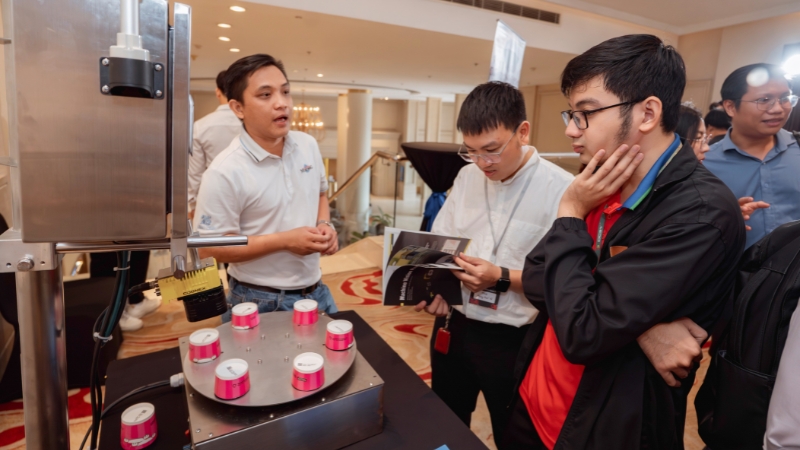 Đội ngũ MKT Group giới thiệu giải pháp kiểm tra thông tin sản phẩm đến khách tham dự EdgeOpen Forum 2026