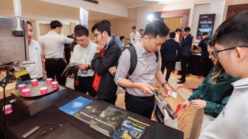 Khách tham dự tìm hiểu giải pháp Machine Vision và trao đổi trực tiếp cùng đội ngũ MKT Group tại khu vực Live Demo
